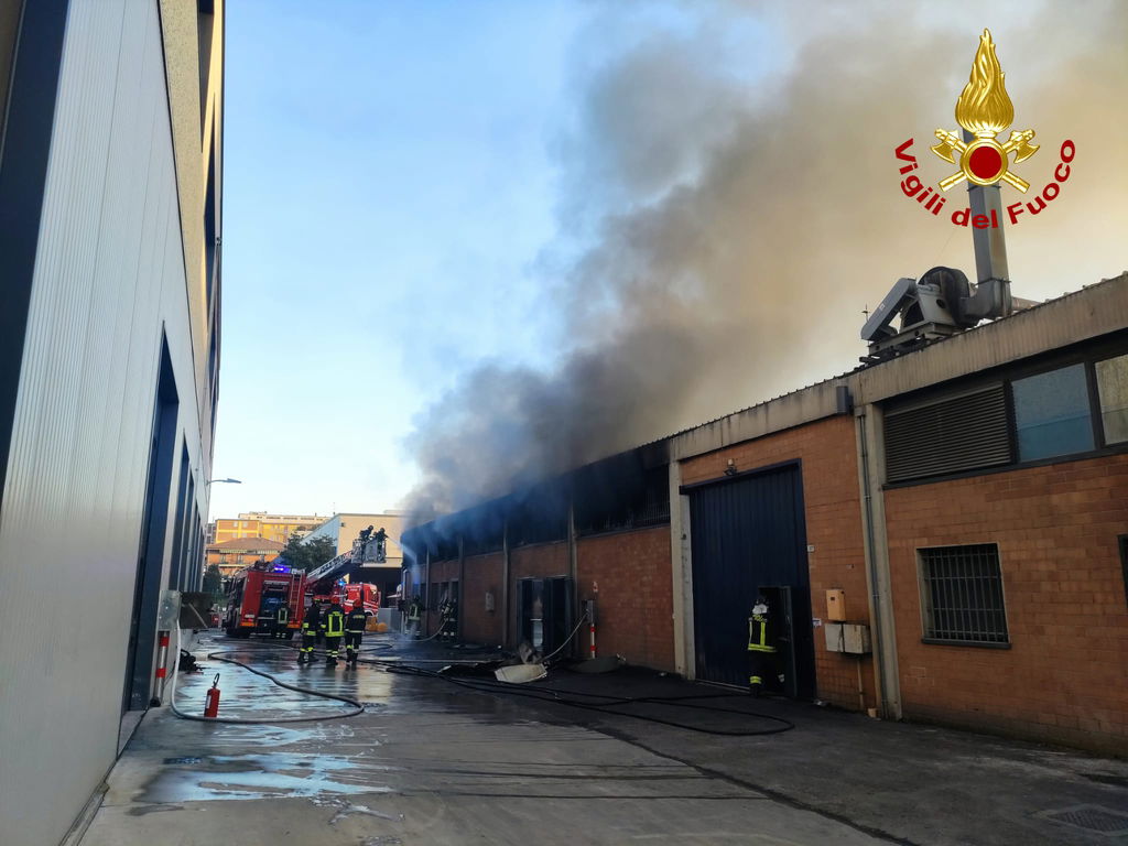 Incendio In Azienda A Modena Colonna Di Fumo Visibile Da Diverse Zone