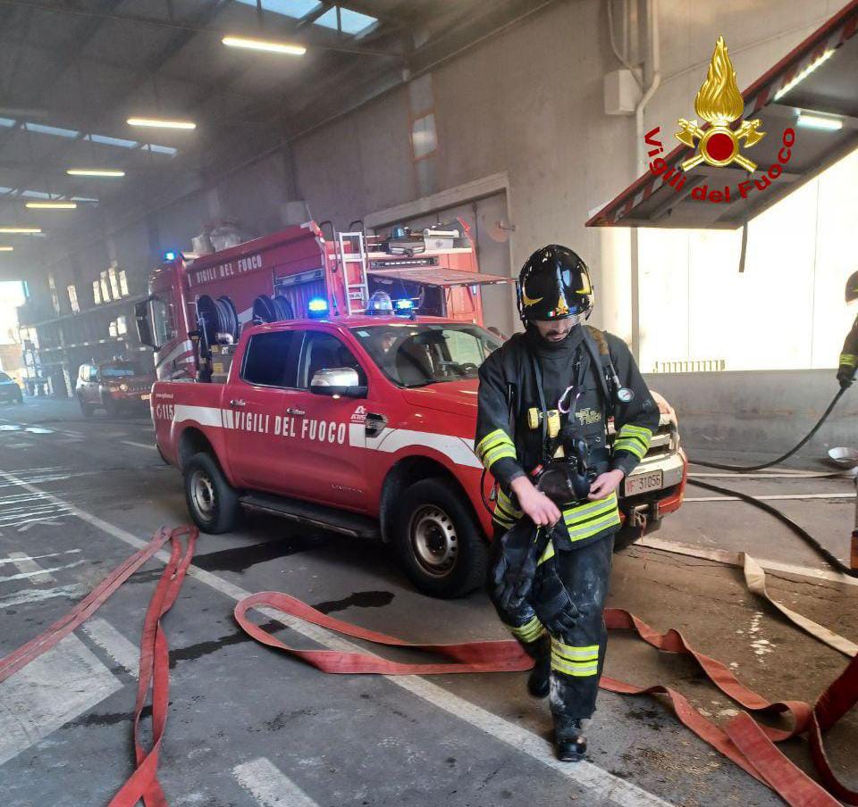 Incendio In Una Fabbrica Di Prodotti Per La Ceramica Pompieri Al