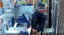 Aveva rapinato una tabaccheria, rintracciato ed arrestato dalla Polizia