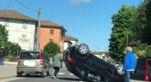 Ravarino, a Rami un’auto colpisce una vettura in sosta e si ribalta