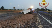 Incidente in autostrada, carico di patate disperso sulla carreggiata della A1