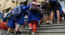 Mirandola, alla scuola primaria grembiule corto per i maschi, lungo per le femmine