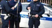 Il suo pitbull aggredisce una donna e lui tenta di dileguarsi