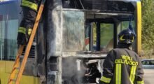 Incendio sulla via Emilia, bus in transito avvolto dalle fiamme