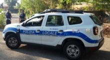 Tenta di tagliare la gomma di un’auto della Polizia locale: denunciato 19enne