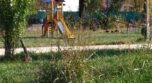 Nonantola, erba alta e incuria al parco di via Marco Polo