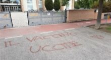 “Il vaccino uccide”: spunta scritta no vax davanti alla scuola Montanari di Mirandola
