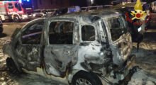 Auto in fiamme nella notte, altre cinque danneggiate