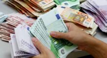 Minaccia e ricatta la ex moglie: arrestato