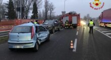 Incidente tra due auto: donna estratta dall’abitacolo