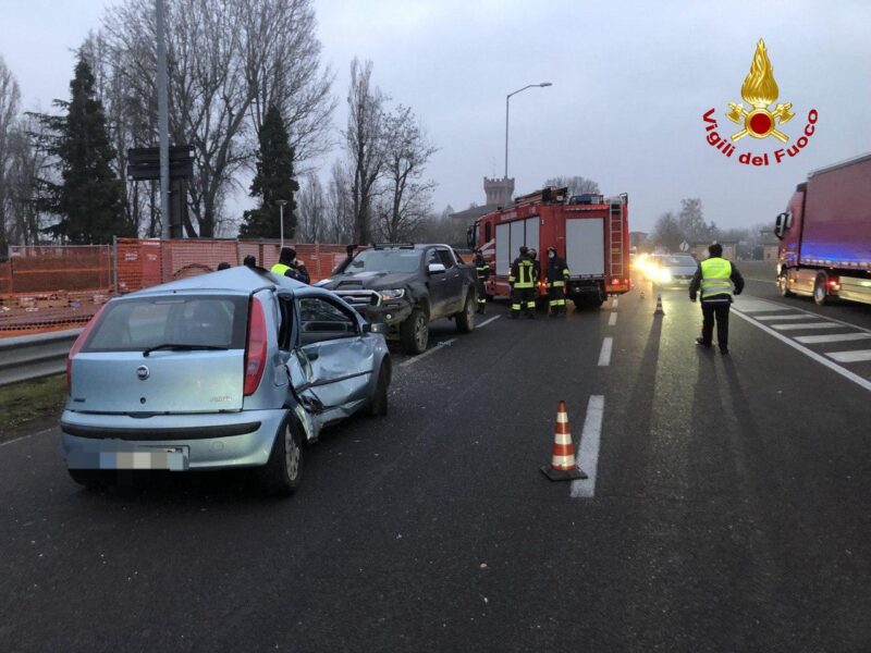 Incidente Tra Due Auto: Donna Estratta Dall'abitacolo - SulPanaro | News