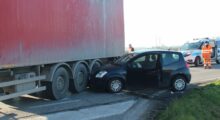 Auto finisce sotto un camion sulla Sp5 Cavezzo- Camposanto