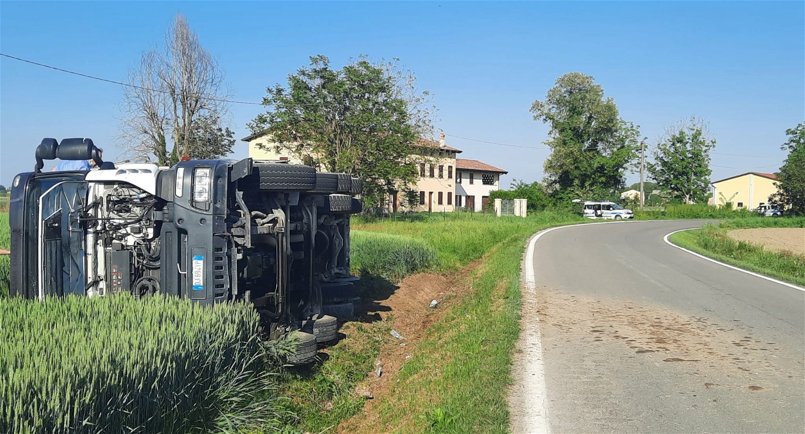 Camion si ribalta, ferito il conducente a San Felice