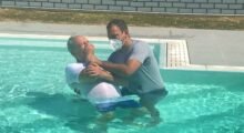 Il battesimo dei nuovi fedeli al congresso virtuale dei Testimoni di Geova