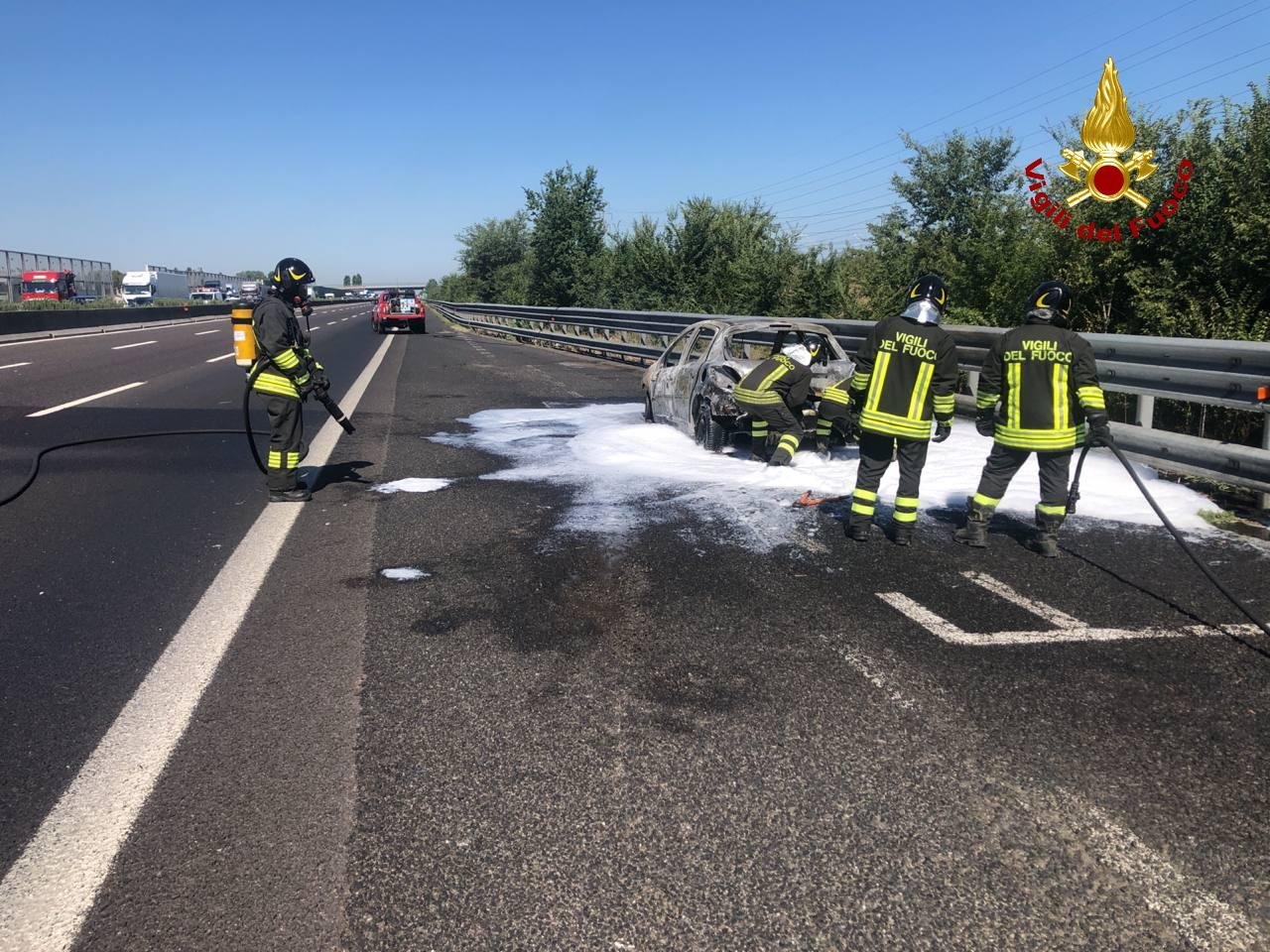 auto in fiamme a1
