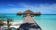 Resort di lusso alle Maldive cerca “libraio a piedi nudi”