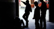 Camposanto, scontro tra ragazzi: giovane accoltellato e rapinato in stazione