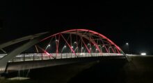 Il Ponte Nuovo di Bomporto si colora di rosso per il disarmo nucleare