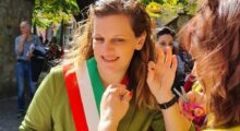 Bomporto, la sindaca si taglia una ciocca di capelli in solidarietà alle donne iraniane