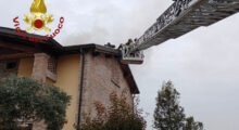 A fuoco il tetto di un’abitazione a Carpi: sul posto i vigili del fuoco