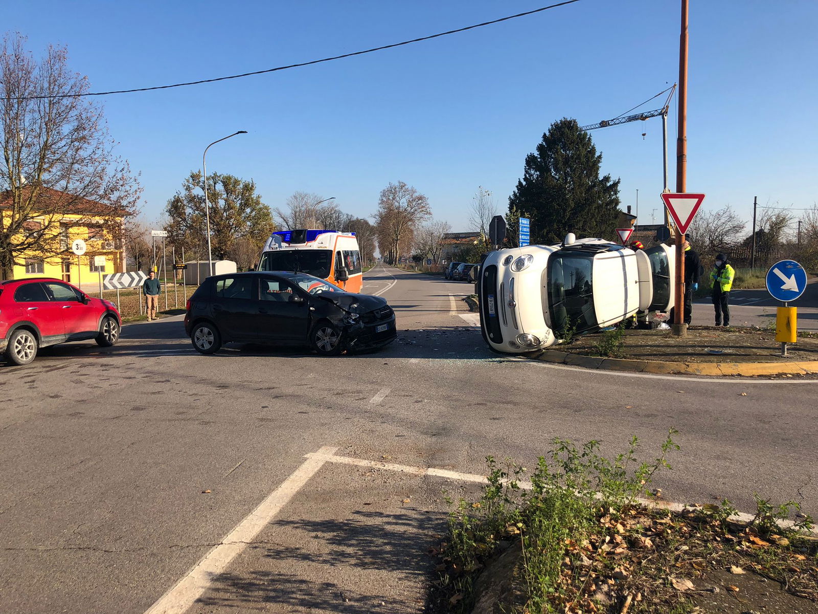 Finale Emilia, si ribalta l'auto dopo lo scontro alla rotonda sulla  Canaletto - SulPanaro