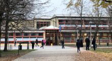 Scuola primaria senz’acqua, i bambini costretti a fare la pipì in giardino a Massa Finalese