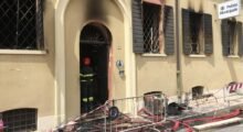 Due morti nell’incendio alla sede della Polizia Locale di Mirandola, oggi il ricordo