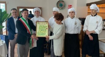 Ravarino dona alla Scuola Alberghiera copia del manoscritto con la ricetta originale dell’aceto balsamico tradizionale