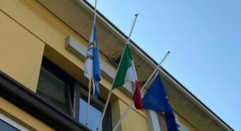 Bandiere a mezz’asta per ricordare le vittime del Covid