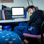 hikikomori, giovane ragazzo chiuso in camera, triste e solo, davanti al computer