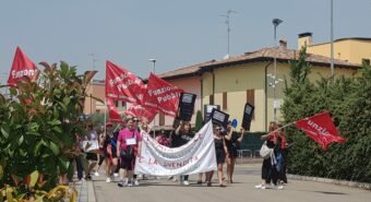 Posti di lavoro a rischio negli asili nido: in piazza la protesta di maestre e genitori a San Prospero e San Felice