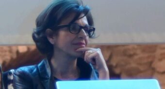 Modena, il Pd attacca l’ex senatore Giovanardi sui manifesti Pro Vita: “Chi li difende si schiera contro i diritti e la dignità delle persone”