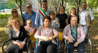 Carpi, inaugurata la nuova panchina inclusiva al parco delle Rimembranze