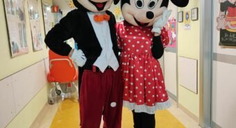 Minnie e Topolino portano doni al reparto di Pediatria del Policlinico