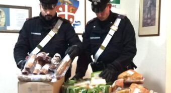 Rubano formaggi e salumi per un valore di oltre mille euro, arrestati dai Carabinieri