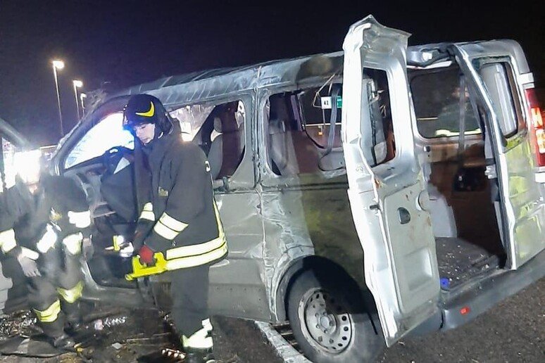 Incidente in A13 a Ferrara: pulmino esce di strada, cinque feriti di Ravarino