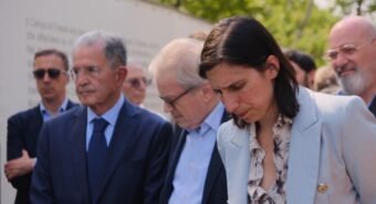 Schlein, Bonaccini e Prodi a Fossoli: “La democrazia non è una conquista scontata”
