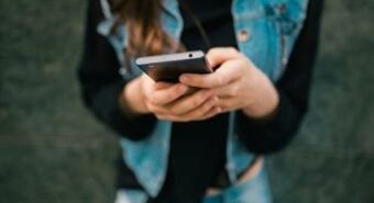 Scuola, smartphone vietato? Il pediatra: “Ok nelle prime 2 ore”