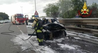 Auto va a fuoco mentre percorre la tangenziale di Modena