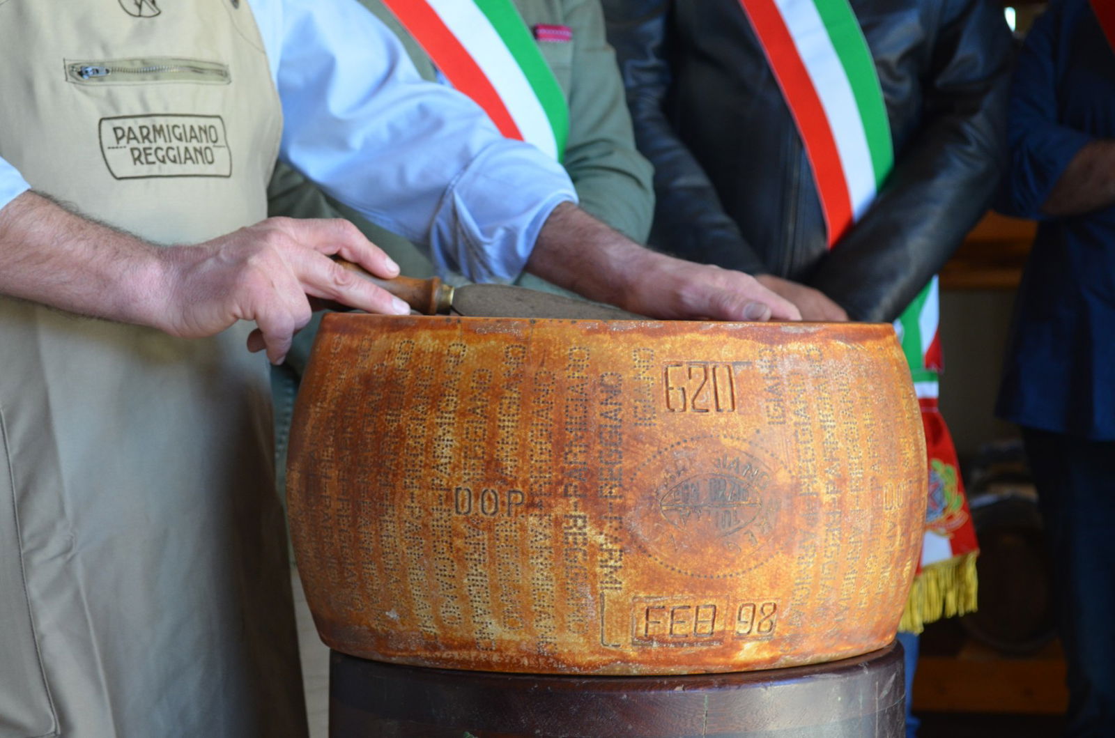 La più antica forma di Parmigiano quanto è "vecchia"? Ha quasi 10.000  giorni di stagionatura ed è stata tagliata adesso - SulPanaro | News