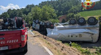 Camion esce di strada e si ribalta, morto il conducente 56enne