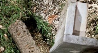 San Prospero, lapide in memoria della Shoah danneggiata da un automobilista