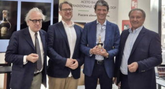 L’iconica bottiglia dell’aceto balsamico tradizionale di Modena disegnata da Giorgetto Giugiaro all’ADI Museum